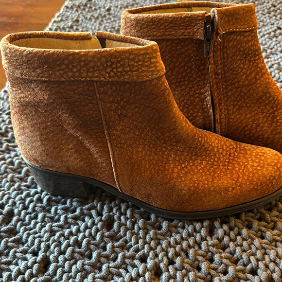 Darc Cuir made in Argentina gold/brown soft textured suede Leather Ankle Boots - Picture 4 of 9